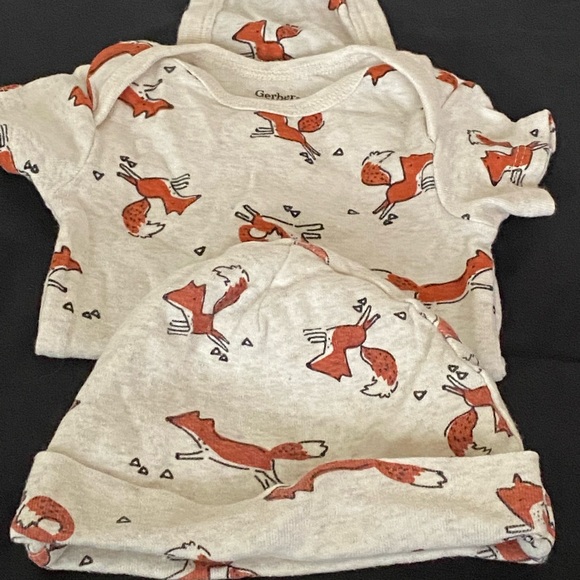 WHAT DOES A FOX 🦊 SAY NWOT 2piece set unisex short sleeve onesie & matching hat - Picture 2 of 2